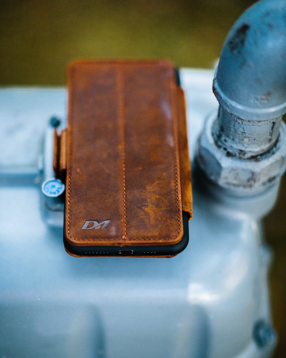 With Universal Wallet V6 case your phone is protected from dirt, keys and other objects that can scratch or crack the camera glass
#iphone #galaxy #case