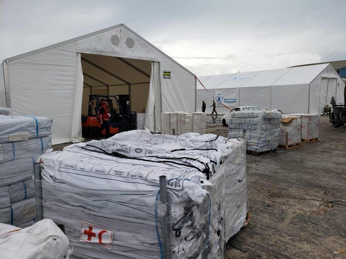 WFP_es's tweet photo. Se está acercando una tormenta 🌧️⛈️⚡ a la zona ya azotada por el #HuracanDorian 🌀 en #Bahamas.
Nuestro equipo en Marsh Harbour, Islas Abaco ya pudo armar 3 bodegas móviles 🚪 para proteger nuestros insumos humanitarios y los de otros actores en esta emergencia 🚨. https://t.co/bp00GioywL