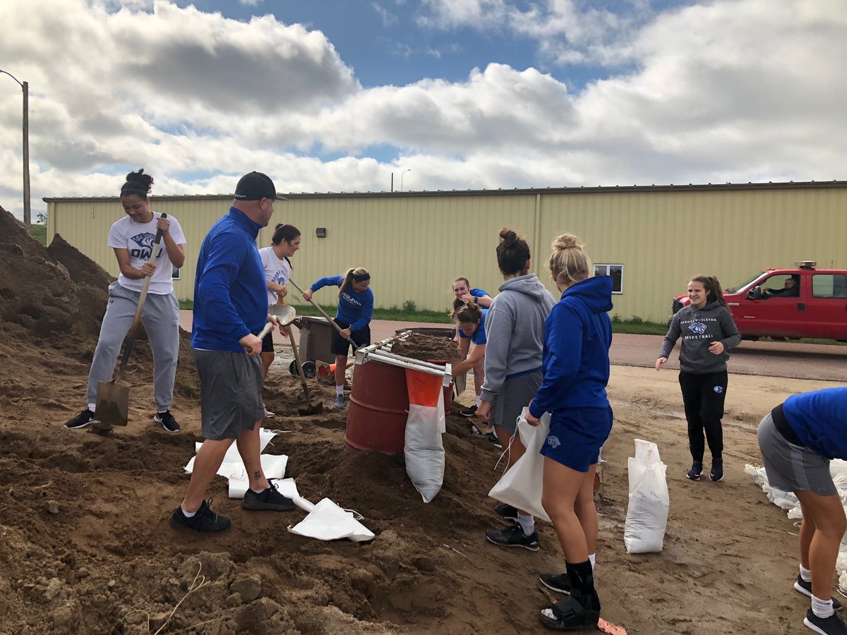DWTigerWBB's tweet photo. Used today as an opportunity to help our community after the flooding in Mitchell. We are thankful to be able to help some of the few that were affected by the flooding. Please keep our community in your prayers as they continue to bounce back. #BleedBlue https://t.co/E5TLXKZQrf