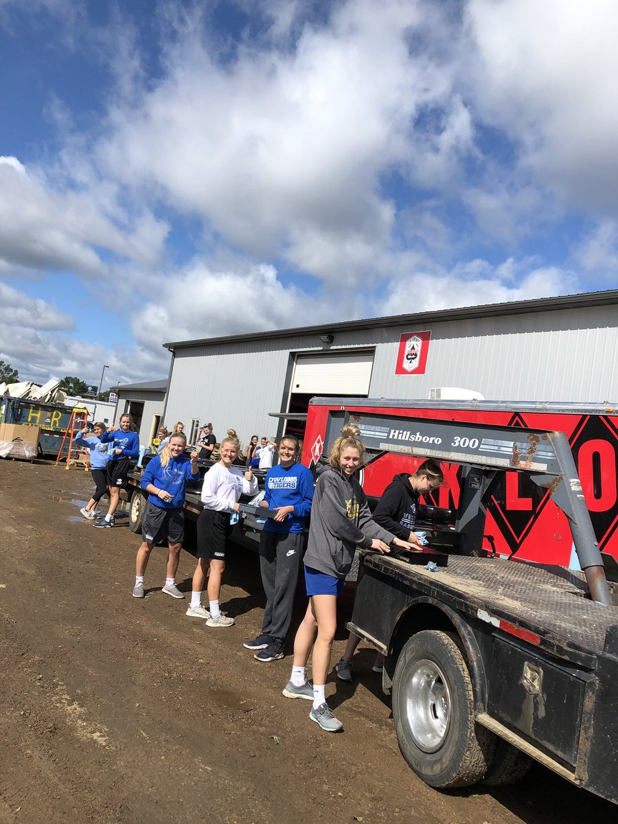 DWTigerWBB's tweet photo. Used today as an opportunity to help our community after the flooding in Mitchell. We are thankful to be able to help some of the few that were affected by the flooding. Please keep our community in your prayers as they continue to bounce back. #BleedBlue https://t.co/E5TLXKZQrf