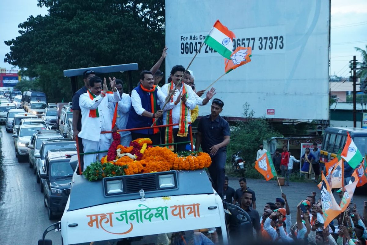 Dev_Fadnavis's tweet photo. At the conclusion of road show, paid my humble tributes &amp; took blessings of Chhatrapati Shivaji Maharaj.
Once again thank you all for showing such great enthusiasm  
Feeling blessed and full of energy after meeting you all! #MahaJanadeshYatra https://t.co/glQBXqlEK0