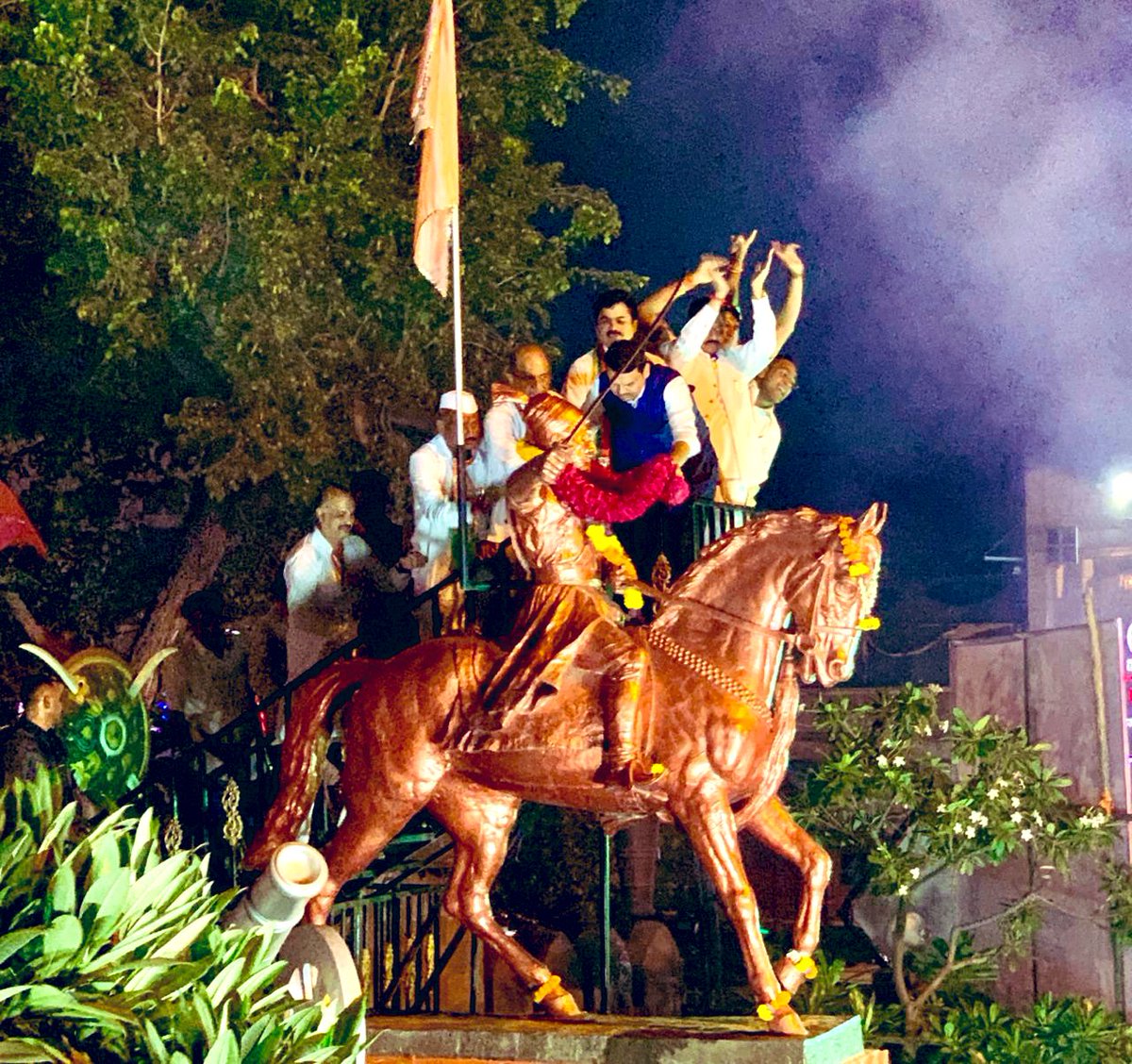 At the conclusion of road show, paid my humble tributes &amp; took blessings of Chhatrapati Shivaji Maharaj.
Once again thank you all for showing such great enthusiasm  
Feeling blessed and full of energy after meeting you all! #MahaJanadeshYatra