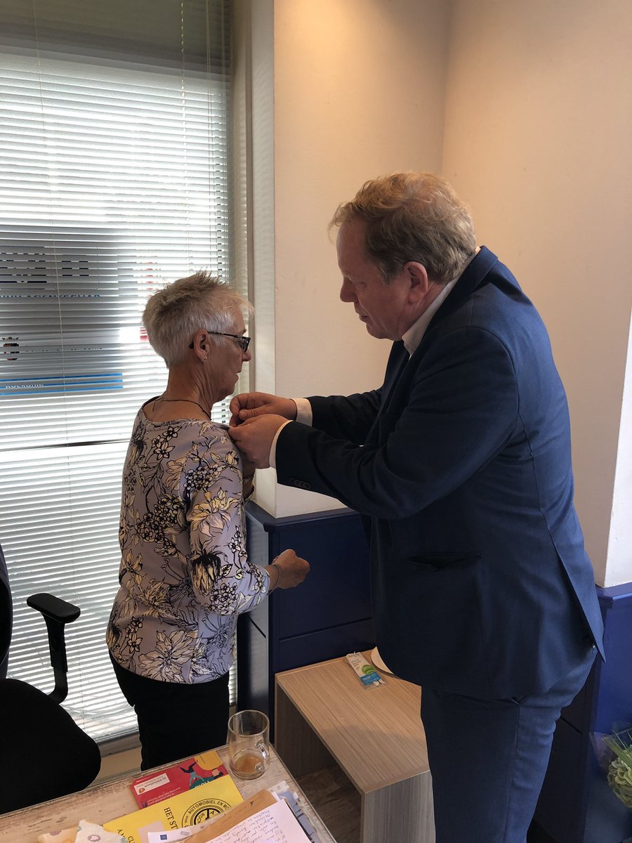 OPVoornePutten's tweet photo. Wat een mooie blijk van waardering vanuit @GemWestvoorne voor onze Regien, het visitekaartje van Westvoorne volgens burgemeester @PeterEdeJong #pensionada #nuecht https://t.co/6n5EAIfOHw
