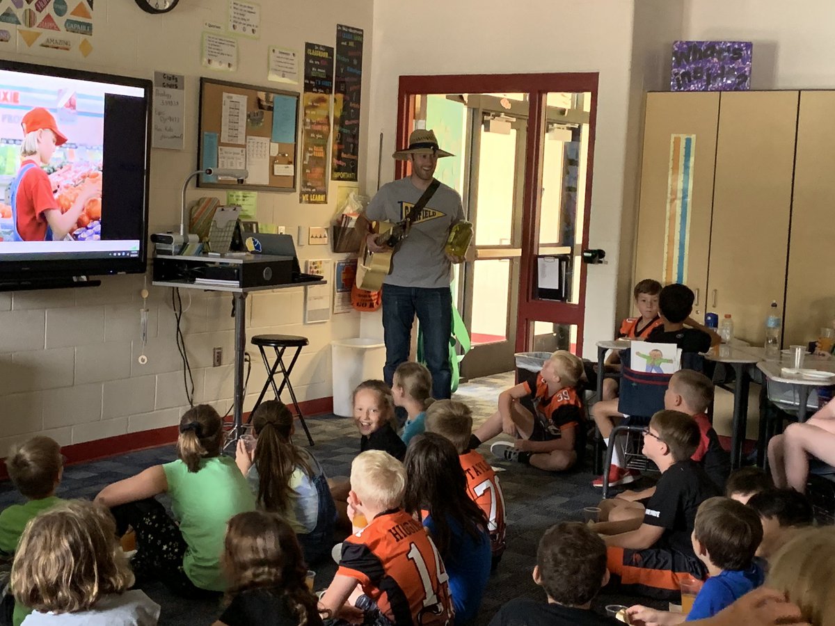 4thGarfield402's tweet photo. Having a “Because of Winn Dixie”, enjoying some egg salad sandwiches and dump punch. Even Otis came with the pickles. #grizzlytribe https://t.co/mlMWFlRwEL
