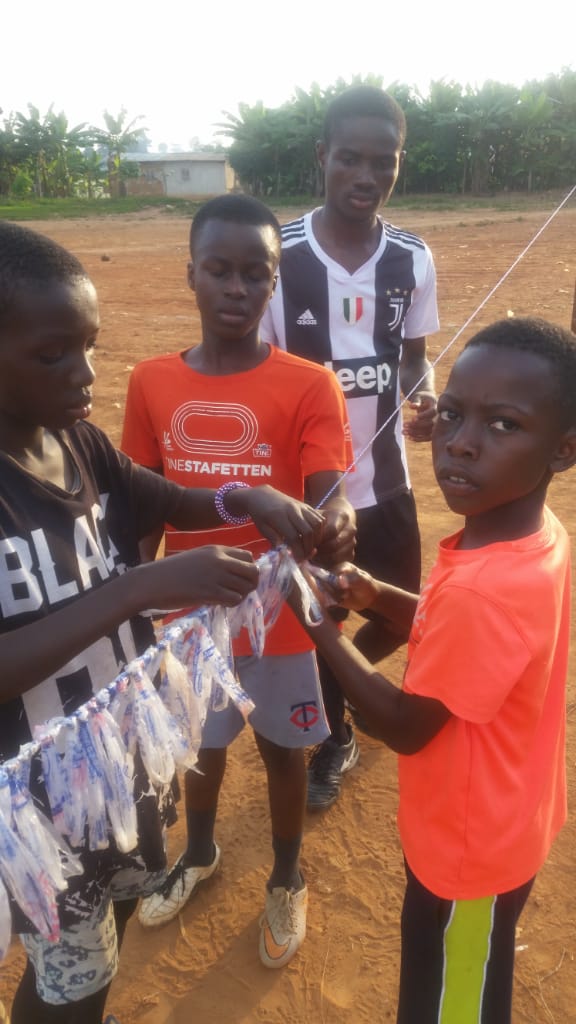 gayoghana's tweet photo. This week, @benagyit is training children in #NewEdubiase to make #GoalNets with waste water sachets. Their interest in this project enthuse them to pick around littered waste sachets.
#SustainableCommunityProject #CircularEconomy #PlasticChallenge #plasticpollution https://t.co/lBUvfiJCgr