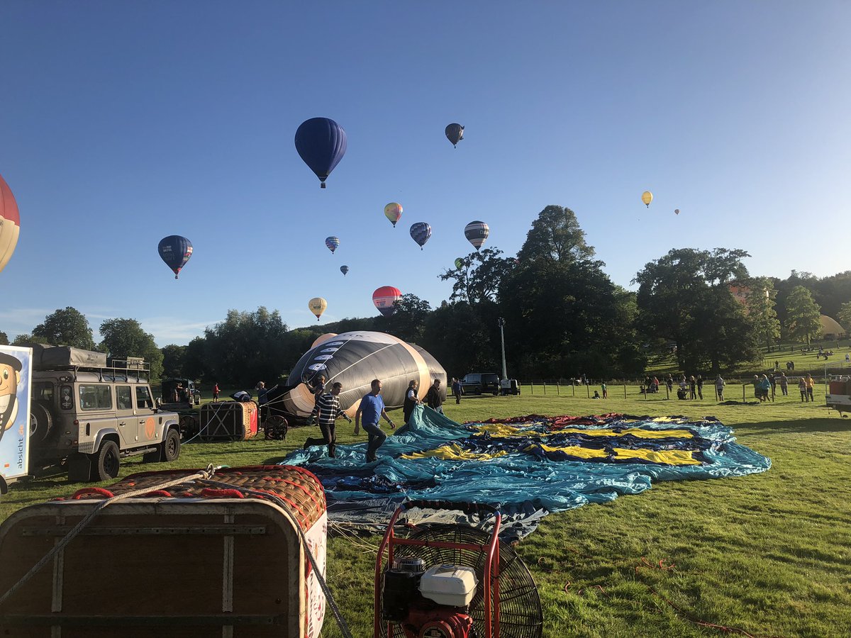 mjballooning's tweet photo. Friday evening mass ascent at the #SkySafari at Longleat! Including new Kubicek special shape, Aston Martin and Barclays! @HotAirEvents @XBallooning #XBallooning 

More pics 👉 https://t.co/LEerFWlpP7 https://t.co/OUqmTlHKvJ