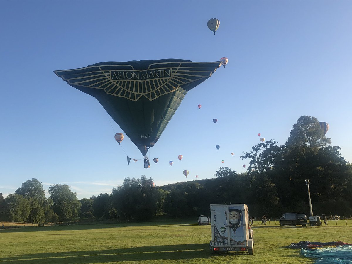 mjballooning's tweet photo. Friday evening mass ascent at the #SkySafari at Longleat! Including new Kubicek special shape, Aston Martin and Barclays! @HotAirEvents @XBallooning #XBallooning 

More pics 👉 https://t.co/LEerFWlpP7 https://t.co/OUqmTlHKvJ