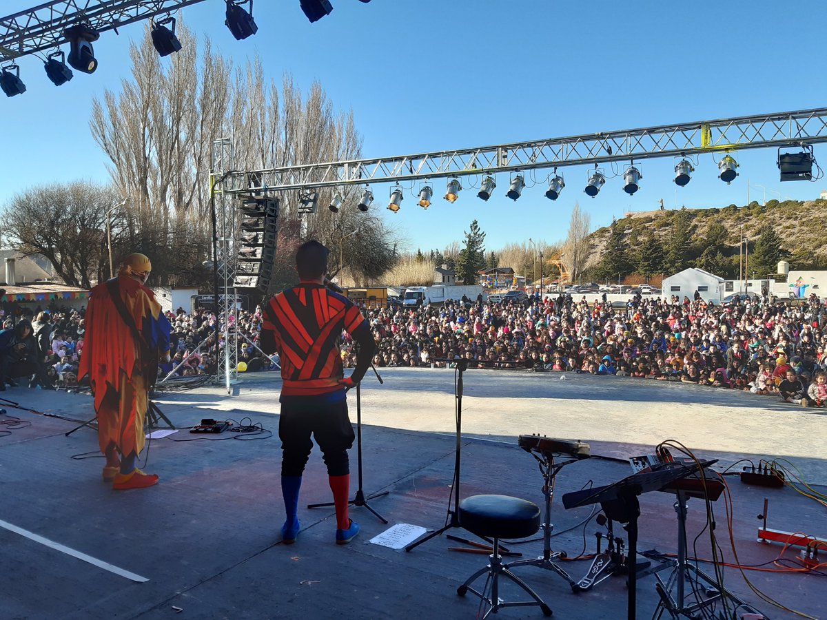 4CielosEventos's tweet photo. Presentamos a @pinonfijo1  en Los Antiguos, Santa Cruz,  el domingo 18 de Agosto en el marco del festejo del Dia del Niño, donde se hicieron presente muchisimos chicos con sus familias de la localidad mencionada y sus alrededores. Hermosa tarde de festejo!!! https://t.co/eExx4CXkTt