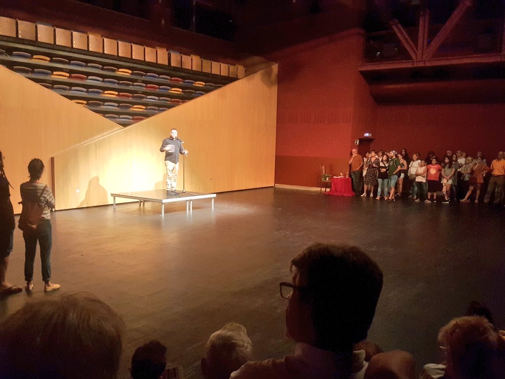 CulturaDIBA's tweet photo. Avui té lloc un #EscenariSecret a Premià de Mar. Amb motiu de la presentació de les temporades del Teatre @lamistat i del @patronatpremia s'obsequia el públic més fidel amb les funcions de la Mostra de microteatre. Una iniciativa de la @diba amb els #teatresmunicipals. https://t.co/NhsHX8xheO