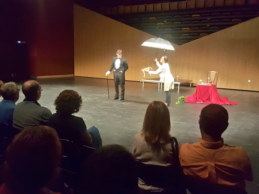CulturaDIBA's tweet photo. Avui té lloc un #EscenariSecret a Premià de Mar. Amb motiu de la presentació de les temporades del Teatre @lamistat i del @patronatpremia s'obsequia el públic més fidel amb les funcions de la Mostra de microteatre. Una iniciativa de la @diba amb els #teatresmunicipals. https://t.co/NhsHX8xheO