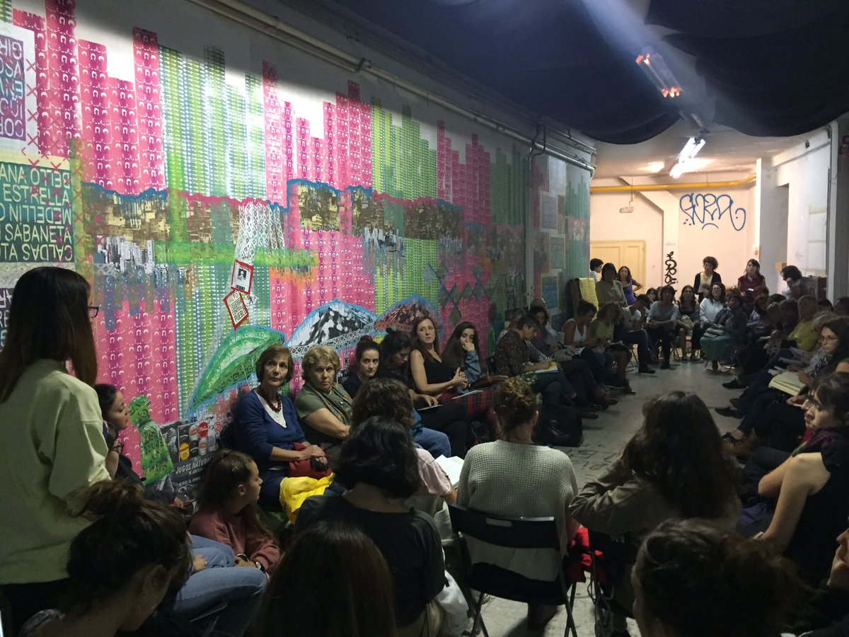PanyRosasEsCat's tweet photo. Mujeres en asamblea planificando destruir el patriarcado y el capitalismo para que no destruyan el planeta 🌍 Reunidas en @FeministasClima #HuelgaMundialPorElClima https://t.co/zrXw7wL3GJ