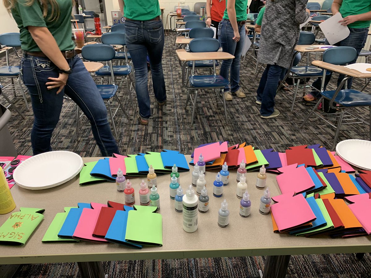 sigmaalpha_isu's tweet photo. It’s been an exciting recruitment week with crafts, hanging out and then having an alumni panel! We are so excited to bring this week to a wrap so we will finally have new baby bulls! 👏🏻🎆🎇 https://t.co/9lTOdlHPvt