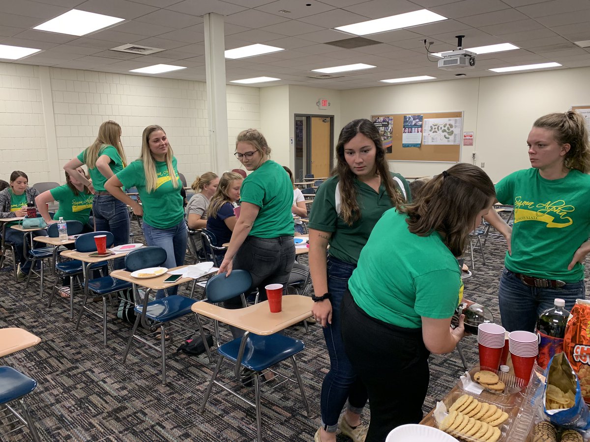 sigmaalpha_isu's tweet photo. It’s been an exciting recruitment week with crafts, hanging out and then having an alumni panel! We are so excited to bring this week to a wrap so we will finally have new baby bulls! 👏🏻🎆🎇 https://t.co/9lTOdlHPvt