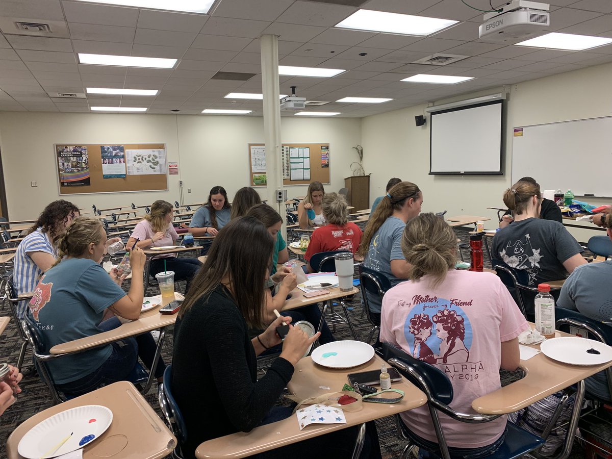 sigmaalpha_isu's tweet photo. It’s been an exciting recruitment week with crafts, hanging out and then having an alumni panel! We are so excited to bring this week to a wrap so we will finally have new baby bulls! 👏🏻🎆🎇 https://t.co/9lTOdlHPvt
