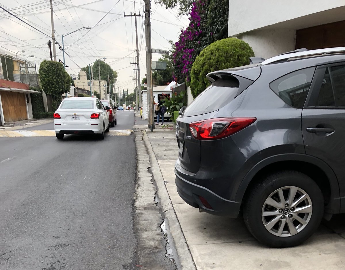CallessLibres's tweet photo. En 500 metros sobre av #llanura  hay más 10 autos infringiendo el  #reglamentodetránsito obstruyen el #SenderoSeguro del #CCHsur , hasta cuando aplicarán la ley #PorElBienComún ? @SSP_CDMX @UCS_GCDMX @Alcaldia_Coy https://t.co/I5eCWHNDnj