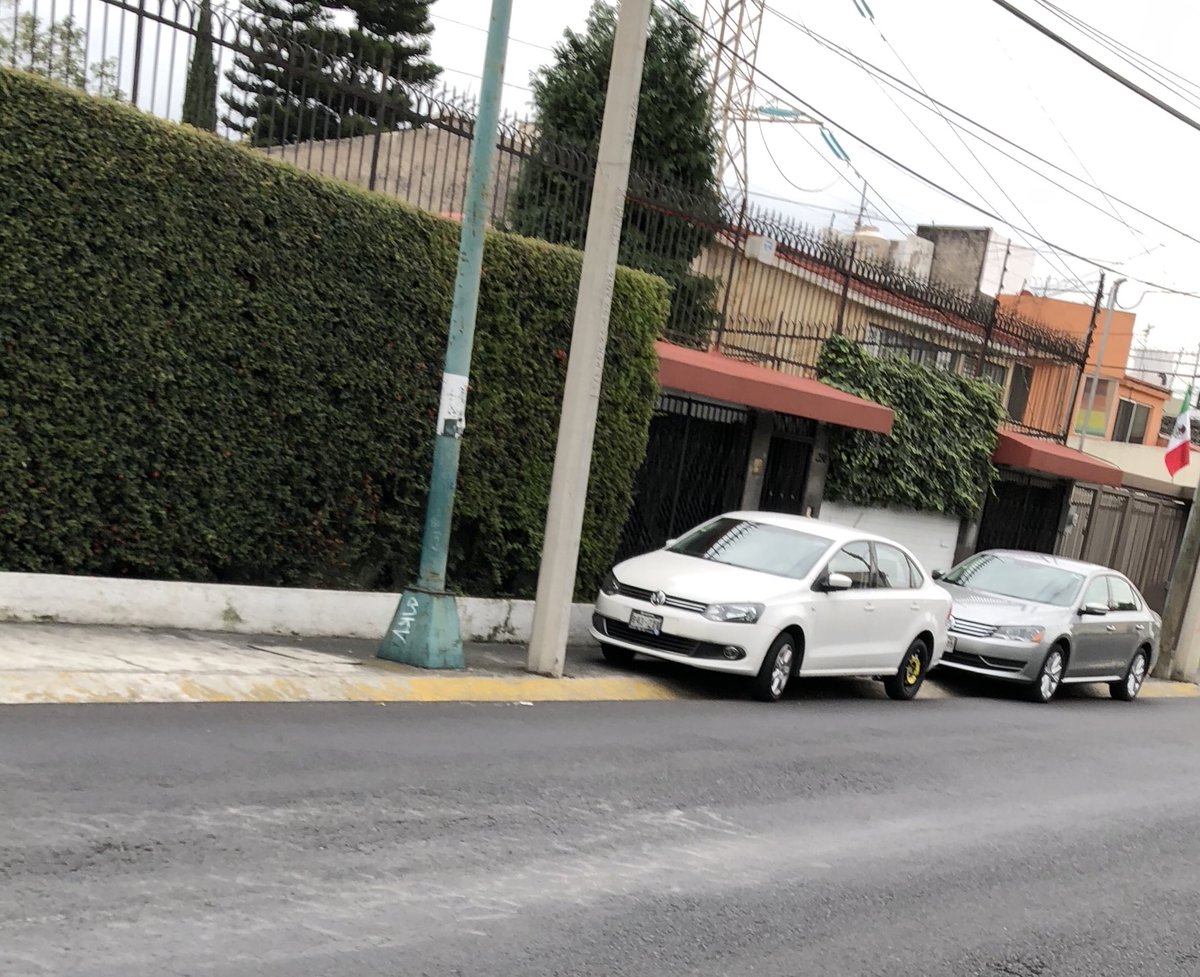 CallessLibres's tweet photo. En 500 metros sobre av #llanura  hay más 10 autos infringiendo el  #reglamentodetránsito obstruyen el #SenderoSeguro del #CCHsur , hasta cuando aplicarán la ley #PorElBienComún ? @SSP_CDMX @UCS_GCDMX @Alcaldia_Coy https://t.co/I5eCWHNDnj