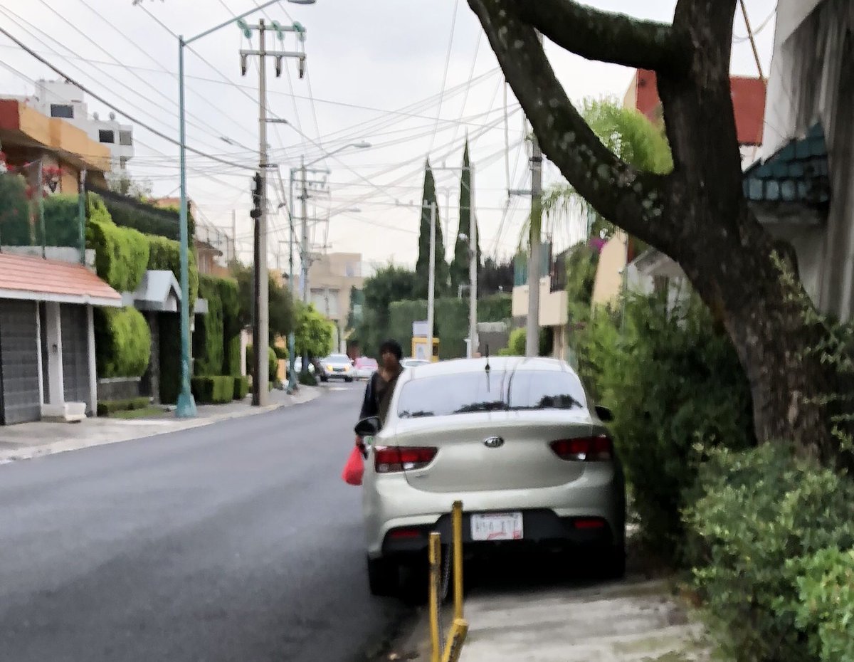 CallessLibres's tweet photo. En 500 metros sobre av #llanura  hay más 10 autos infringiendo el  #reglamentodetránsito obstruyen el #SenderoSeguro del #CCHsur , hasta cuando aplicarán la ley #PorElBienComún ? @SSP_CDMX @UCS_GCDMX @Alcaldia_Coy https://t.co/I5eCWHNDnj