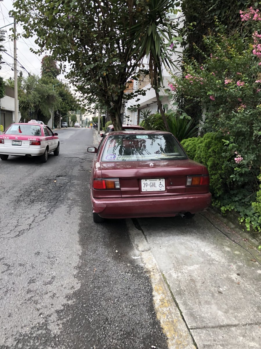 CallessLibres's tweet photo. En 500 metros sobre av #llanura  hay más 10 autos infringiendo el  #reglamentodetránsito obstruyen el #SenderoSeguro del #CCHsur , hasta cuando aplicarán la ley #PorElBienComún ? @SSP_CDMX @UCS_GCDMX @Alcaldia_Coy https://t.co/I5eCWHNDnj