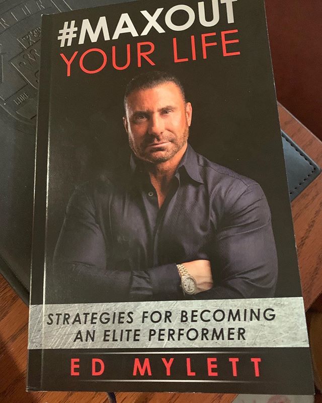 Real_BrianSmith's tweet photo. Excited to read this! Thank you @edmylett for sending the #MAXOUTYOURLIFE book 👊 https://t.co/KzwCYrhpBp https://t.co/lIQ7jUwq0N