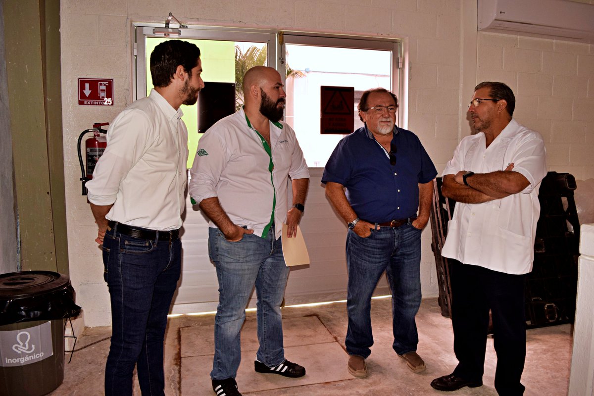 Sedeco_Campeche's tweet photo. El secretario @GaboEscalanteC recorrió las instalaciones de #CasaReca, que encabeza Carlos Risueño, se ubica en el parque industrial Bicentenario y elabora bebidas tradicionales con ventas en gran parte de la entidad y la península. https://t.co/OdjDQ4pbFu
