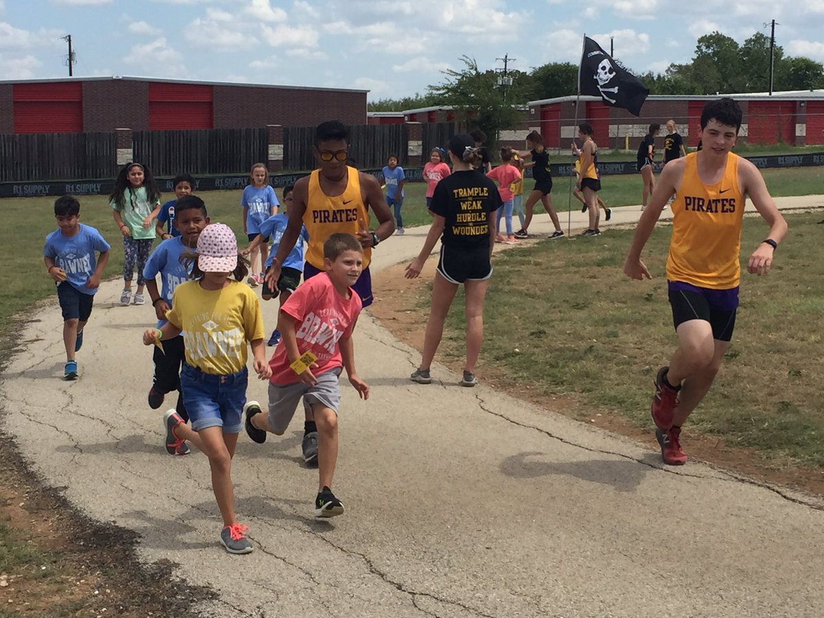 The @brawnerint kids were super pumped and sweaty running with the <a href="/granburycc/">Granbury Girls CC & Track</a> team to kick of miler's club! 💜🙌🏻 #PiratePride <a href="/granburyisd/">Granbury ISD</a>