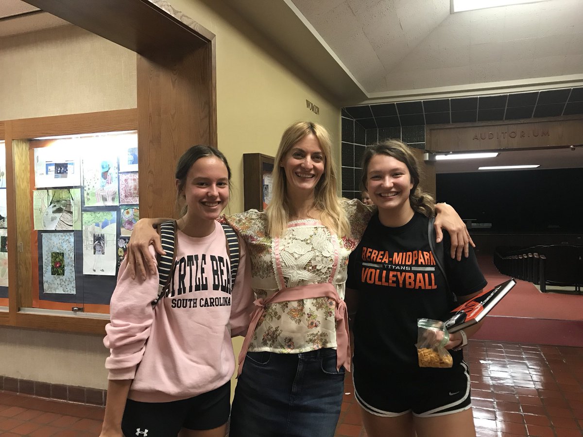 KBaker_BMHS's tweet photo. Chatting it up with Ms. Darrow before heading out. #APELC #BeATitan @sweettweetjane https://t.co/qlKBt6WDV9