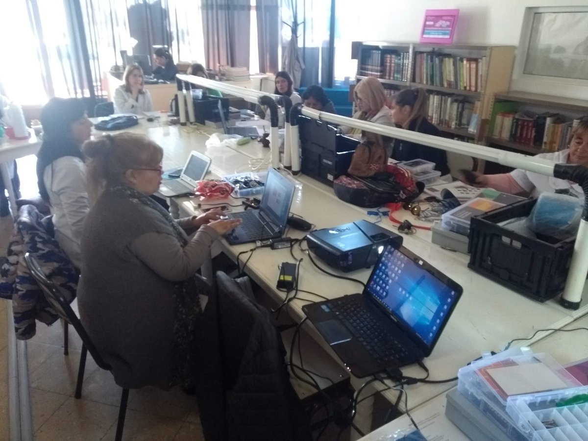 BAEduRobotR14's tweet photo. 🤖En el #DíadelProgramador saludamos a todos los programadores en su día.
En #Ameghino le hacemos honor programando en el marco de la segunda capacitación a docentes #ProgramoMiLugar. https://t.co/6hQXEAhtA4