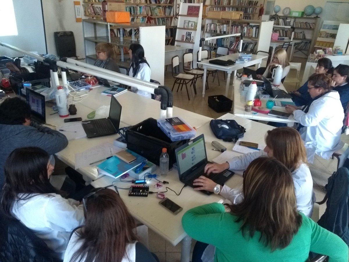 BAEduRobotR14's tweet photo. 🤖En el #DíadelProgramador saludamos a todos los programadores en su día.
En #Ameghino le hacemos honor programando en el marco de la segunda capacitación a docentes #ProgramoMiLugar. https://t.co/6hQXEAhtA4