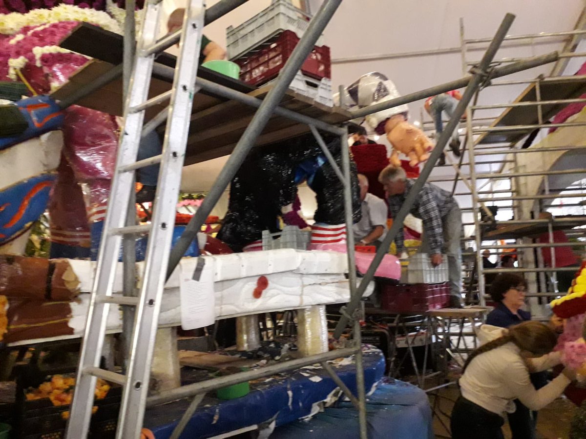 corsofrederiks's tweet photo. Er wordt hard gewerkt in de tent! ‘De nacht van Frederiksoord’ is aan! #corso #frederiksoord #feest Ennnn het wordt ook nog eens ☀️fantastisch ☀️ weer aankomen weekend. Het feest kan beginnen 🎊🎉 https://t.co/BZSWT9Jr2h
