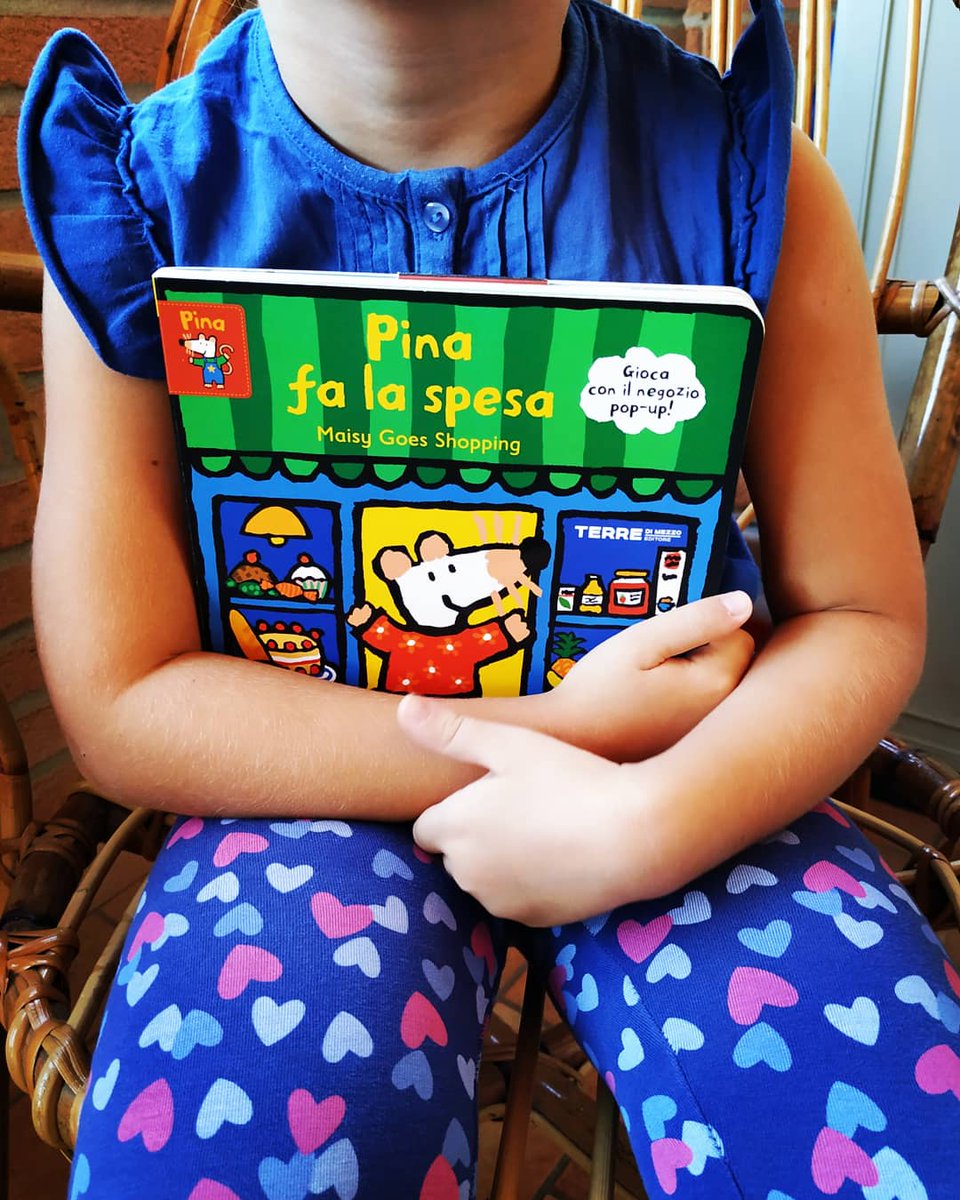 5ff5d71a4a79489's tweet image. Fantastica nuova uscita del #librogioco #Pinafalaspesa in formato #bilingue edito da @terredimezzo e bellissima intervista all'autrice sul sito Terre.it 
Le pagine cartonate che si trasformano in un furbissimo negozio 3D in cui le figure staccabili possono muoversi