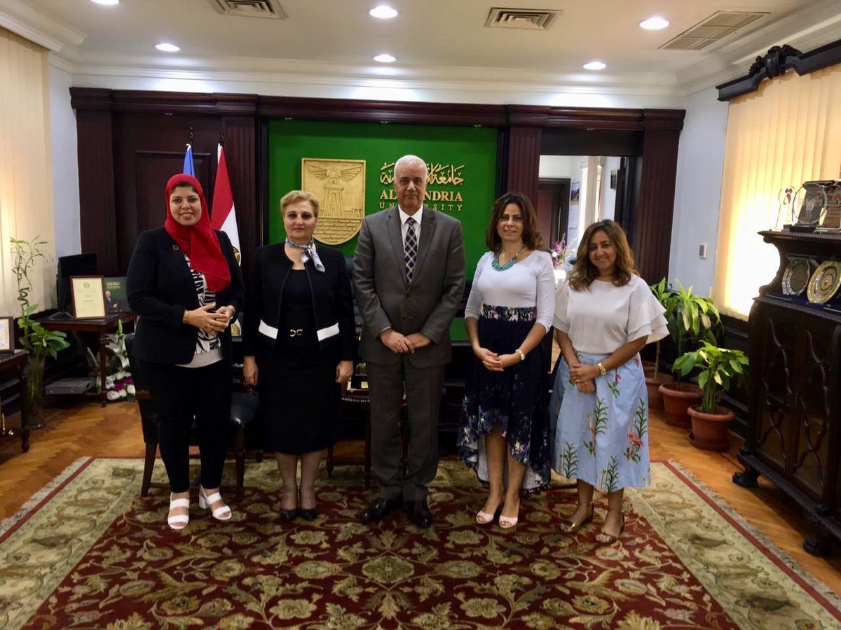 سعدت جدا بلقائي المثمر أمس مع د.عصام الكردي رئيس جامعة الأسكندرية الذي أعرب عن ترحيبه واستعداده الكامل لدعم مبادرة اتصرف بإيجابية وساعد الاسكندرانية أول مبادرة حكومية لترسيخ مباديء الموازنة التشاركية وإشراك المواطن في دورة إعداد موازنة بلده (يتبع)  <a href="/MofEgypt/">وزارة المالية - مصر</a> <a href="/AlexU_Edu_Eg/">AlexandriaUniversity</a>