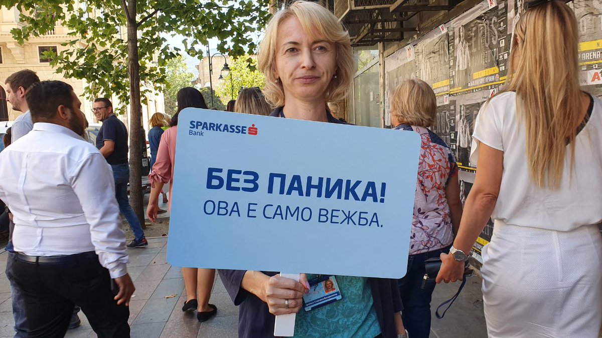 DZSnaRM's tweet photo. На 13.9.19 на вработените во ШПАРКАСЕ БАНКА, под мониторинг на Центарот за обука на ДЗС,беше спроведена симулациска вежба  на тема:Евакуација на клиентите и вработените во случај на пожар.Во вежбата се покажа сериозен однос на вработените и примена на СОП при природни непогоди. https://t.co/nVixeQR9rC