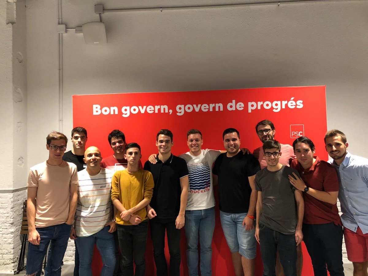 JSCEixample's tweet photo. Avui hem renovat la Comissió Executiva d’Agrupació, aprovada per unanimitat. Enhorabona al nou equip!  ✊🌹 https://t.co/L7tRdzcQ5u