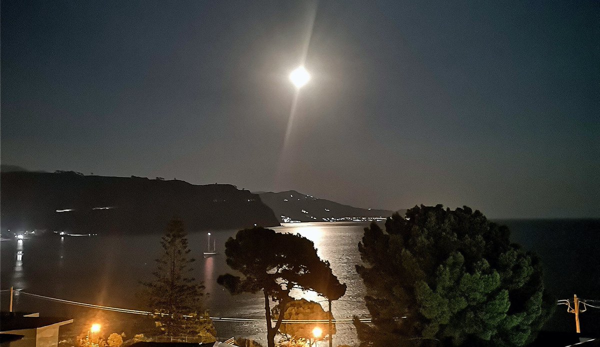 EdwigeVilla's tweet photo. 🌊🌕 Vista sulla Baia di Ogliastro Marina in una calda sera di Settembre

#buonaserata #fridaynight https://t.co/fmGaC9lUTe