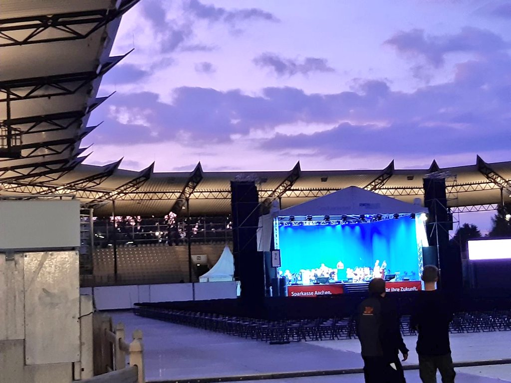RWTH's tweet photo. Das #Graduiertenfest 2019 kann kommen! #RWTH #Gradfest2019 #GradFest #Graduierte #Absolventen #Abschluss #Hütewerfen #Studium https://t.co/F3rEFukx3n