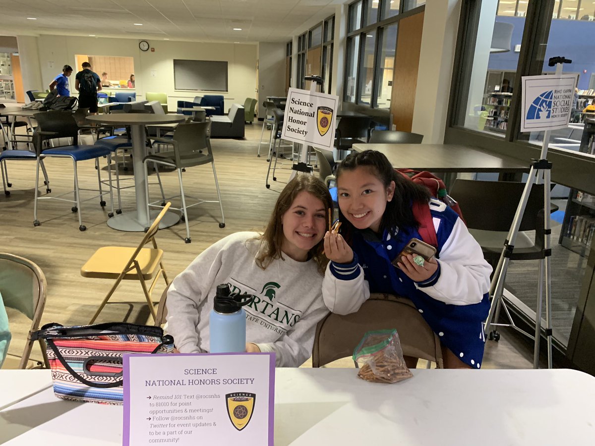 RHSSNHS's tweet photo. Great day today at club fair! #RCSRHSFalcons @MrWrinkleRHS #RHSScience https://t.co/r4FSyjkJ6x