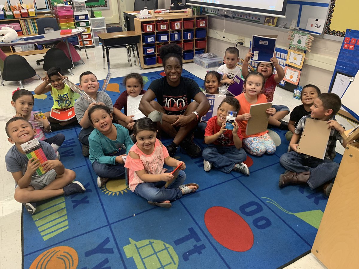 ZYDST_'s tweet photo. Chapter President Deja Keys delivered school supplies from the “Back 2 Life, Back 2 Reality School Drive II” to Gilbert Elementary this afternoon. Special thanks to all of the @uiwcardinals students, faculty, & Sorors for their contributions! #ZYMADE 🐘🔺 https://t.co/iTD8rXQMde