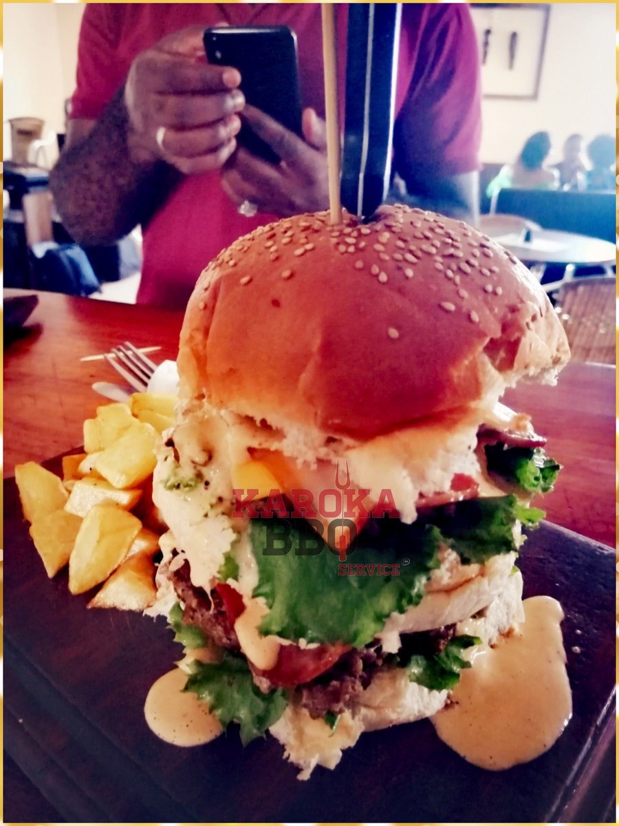 Karoka237's tweet photo. 🚨🚨NO COMMENT 🚨🚨 just #hamburger_moster 😳.
#youneedit #camburger #karoka237 #karaoke #funadvisor #kathalog1 #hamburger #junkfood https://t.co/qRl9LQxnwW