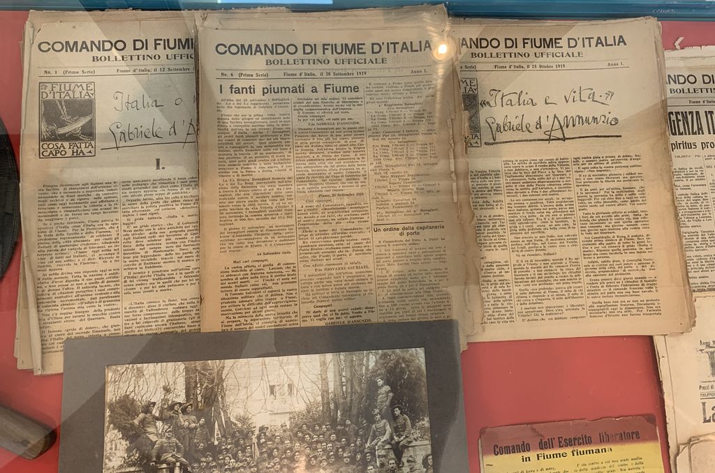 Fiume1919's tweet photo. 12 Settembre. Comando di Fiume d'Italia. Primo bollettino ufficiale: "Italia o morte!" a firma di Gabriele D'Annunzio. Col motto dantesco "Cosa fatta capo ha": l'Impresa è compiuta, non può essere più disfatta. In beffa ai pavidi politicanti italiani #Fiume1919 #ImpresaDiFiume https://t.co/f5PYMJZWs1