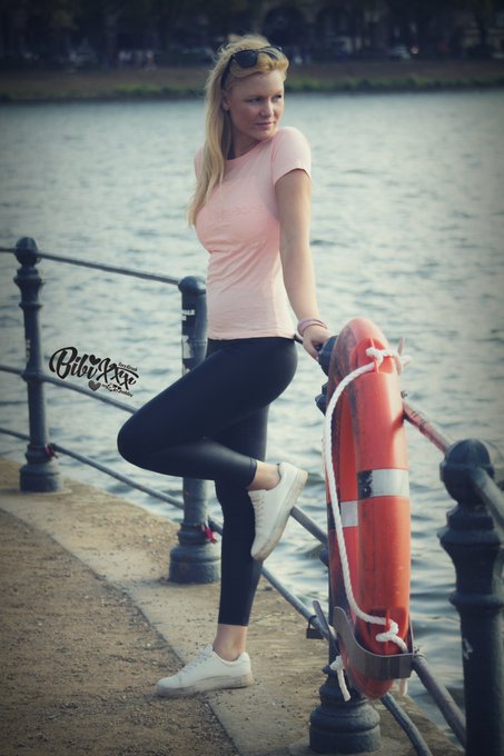 Hoch die H&auml;nde... Wochenendeeeeee! ein Wundersch&ouml;nen Freitag euch allen :) #mydirtyhobby #alster #hamburg<a href="/tag/hamburg"class="tags"><span>#hamburg</span></a><a href="/tag/weekend"class="tags"><span>#weekend</span></a><a href="/tag/mydirtyhobby"class="tags"><span>#mydirtyhobby</span></a><a href="/tag/alster"class="tags"><span>#alster</span></a>
