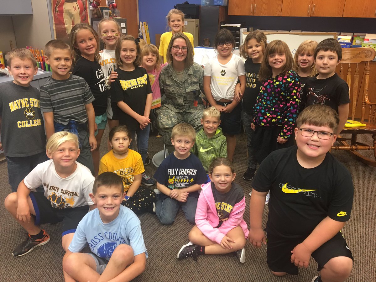 J2LearningIsFun's tweet image. Thanks to @WayneSchools graduate Airman 1st Class Shea Abraham for visiting our classroom today! She will be working in Hawaii the next 4 years as she studies meteorology and forecasts weather in the Pacific region for the Air Force.