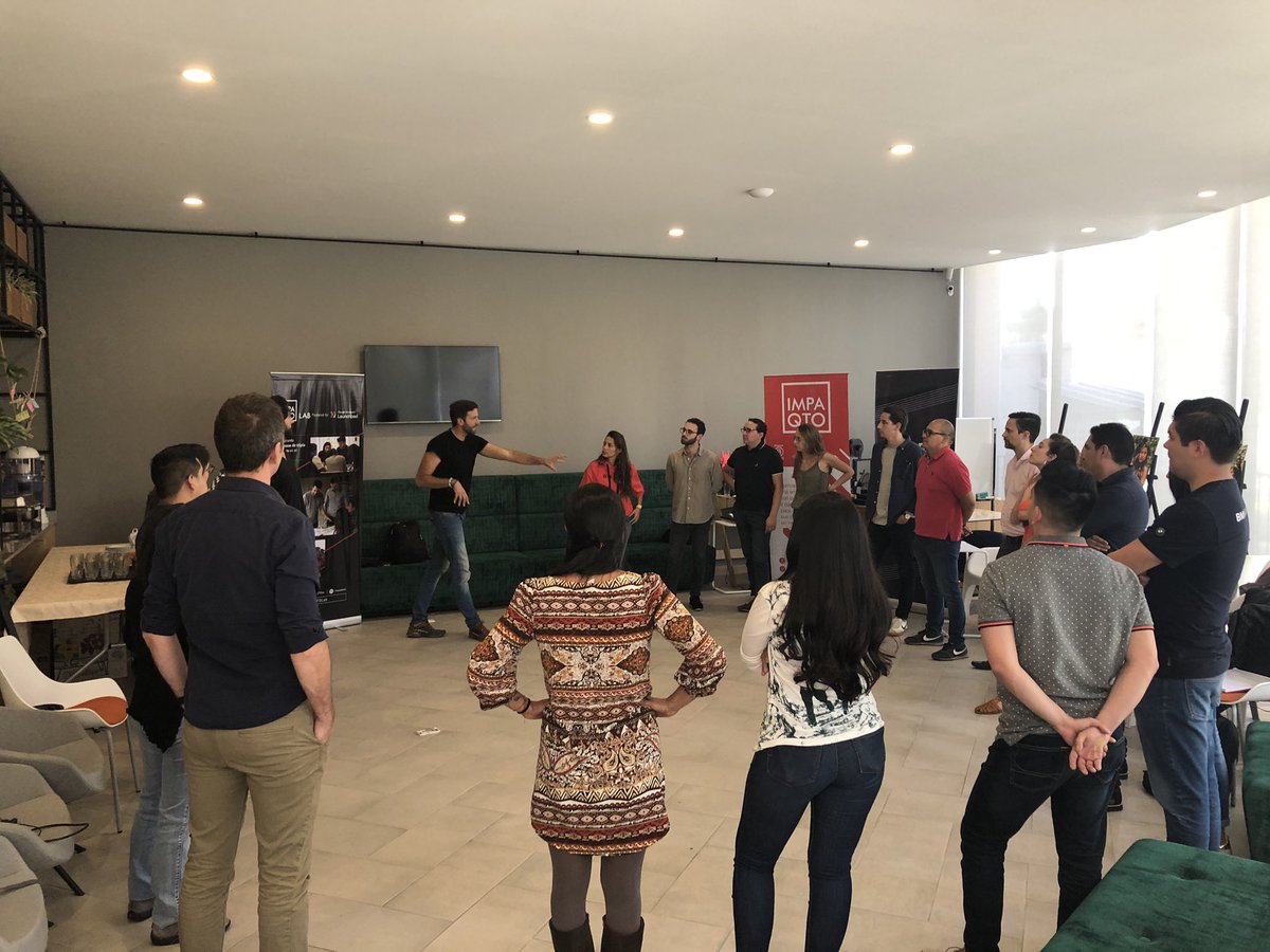 ViveimPROS's tweet image. Anclar una historia a nuestro pitch, colocar la escucha en nuestra audiencia, y la espontaneidad ante lo imprevisto (que siempre sucede más allá de cuan preparados estemos), junto con los participantes de #IMPAQTOlab y Rodrigo Recio @rodrigohrecio @IMPAQTOec.