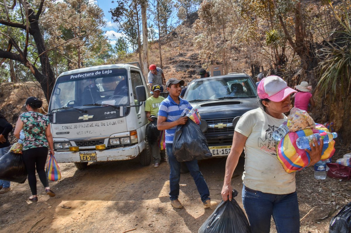 prefecturaloja's tweet photo. ¡GRACIAS A TU APOYO!
Los Quilanguenses residentes en #Loja junto a la Prefectura recibieron ayuda de la comunidad y empresas lojanas como #ILE e #INDULOJA para afectados del lamentable incendio.
📸Galería>>https://t.co/P7h53j1db4
#LojaSolidaria #EstamosContigoQuilanga https://t.co/j4t4jG5rT6