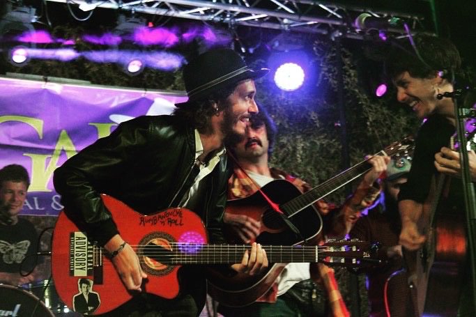 ahernandomusic's tweet photo. Epílogo de lo que fue @AutrigaliaFest  aprovechando que vuelven los escenarios: la tremenda jam session que nos hicimos durante horas para acabar la noche del viernes hasta casi la llegada del alba. Adrenalina en estado puro.
Gozada máxima. https://t.co/rGAtJFGkCS