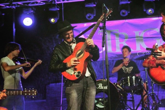 Epílogo de lo que fue <a href="/AutrigaliaFest/">AuTrigalia Fest</a>  aprovechando que vuelven los escenarios: la tremenda jam session que nos hicimos durante horas para acabar la noche del viernes hasta casi la llegada del alba. Adrenalina en estado puro.
Gozada máxima.