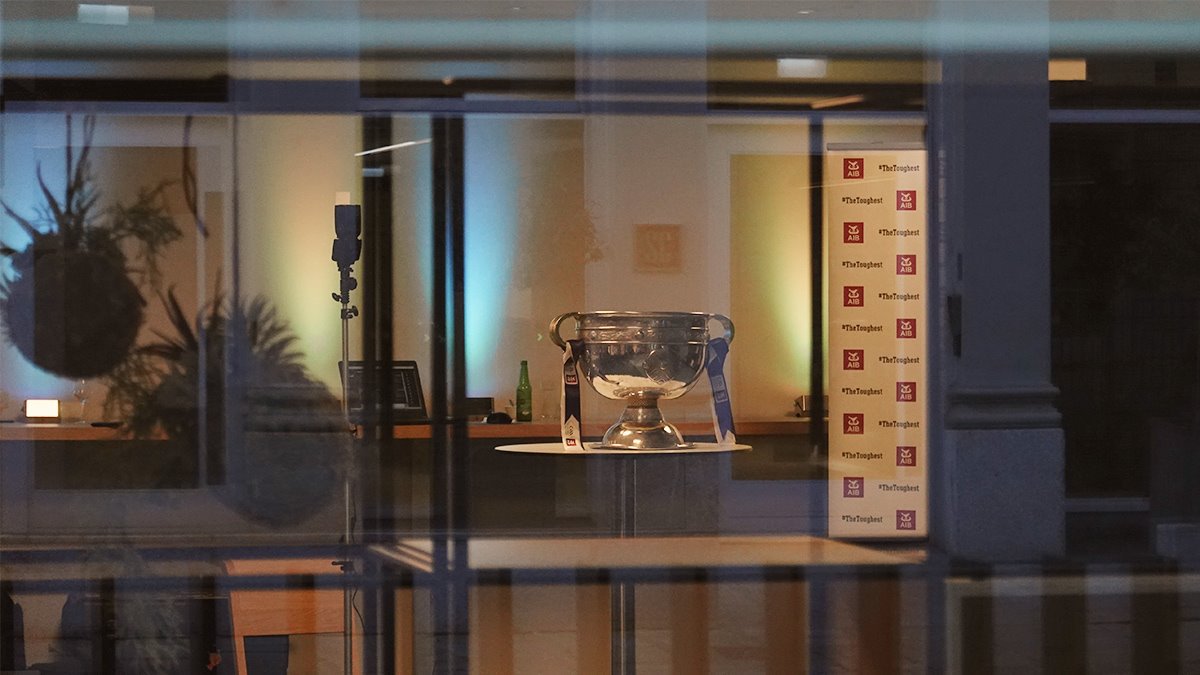 nerosunero's tweet photo. That 's DUBLIN... where else otherwise you would spot the Sam Maguire Cup out on some window just to be collected!
#dublin #photography #SamMaguireCup #sam #thesam #gaa #dublinvkerry #kerry https://t.co/WRB6AEVRCi