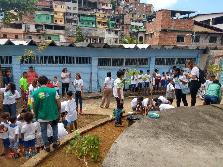 Escola Municipal Dr. Marcos Vinícius Vilaça realiza plantio de dez árvores educacao.salvador.ba.gov.br/escola-municip…