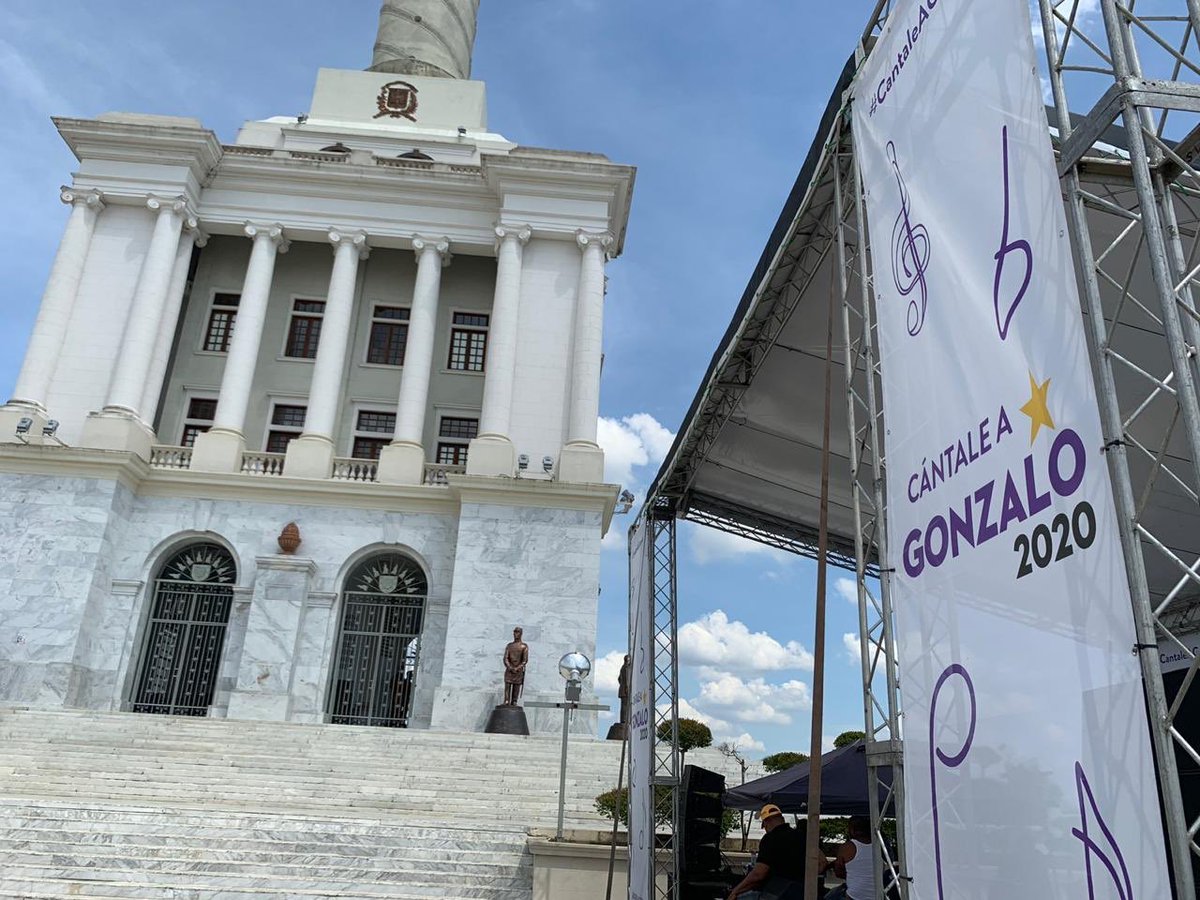 LucienneCarlo's tweet photo. Pero esto es INCREÍBLE .... ARRIBA EN EL MONUMENTO??? Donde ni siquiera un polo de protesta podíamos subir!! 🤬🤬🤬 AVASALLANDO GONZALO!! Así si es bueno .. YO NO LO PUEDO CREER https://t.co/ZHqBeD5h9b