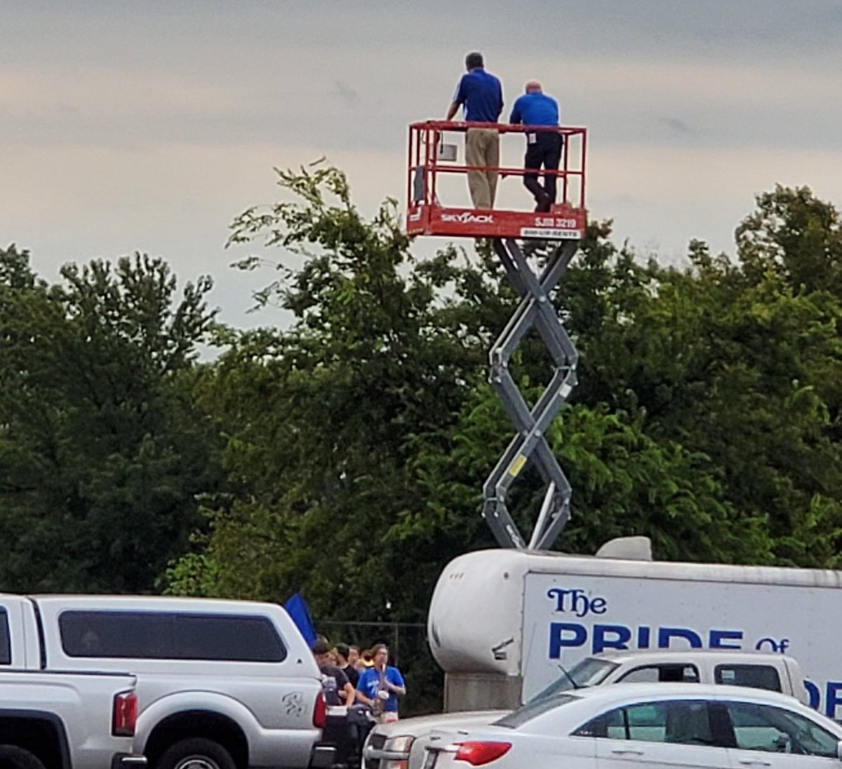 JeniferRogersOK's tweet image. The lengths our principal goes thru to do a classroom observation... #Band #PrincipalProject #OklaEd #TeachPryor #TimeMatters