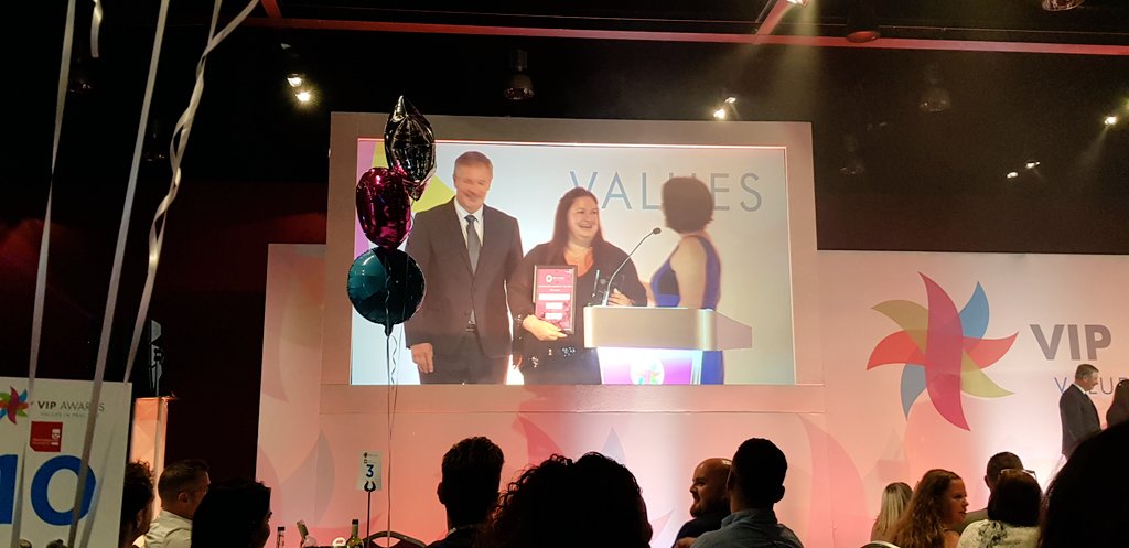 Daffodil01chase's tweet photo. Inspirational Leader of the year 2019. Truely well deserved. Huge Congratulations to you Hannah @MahoneyMagee @SaTHCritCare @sathPRH @sathNHS 🌟🎉🌟 #sathvip https://t.co/ok2x3HfF3i